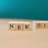 Drewniane klocki z napisami "NEW" i "OLD" na jasnym blacie. To jak archiwalna wersja strony, która pokazuje przejście od starego do nowego.