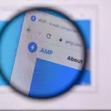 Powiększony ekran z napisem "AMP - a web component" i ikoną pioruna. Strona amp.dev wyjaśnia, amp co to jest.
