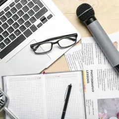 Laptop, mikrofony, okulary i notatnik. To wszystko, czego potrzebujesz do stworzenia własnego bloga, który jest definicją dzielenia się wiedzą i pasją.