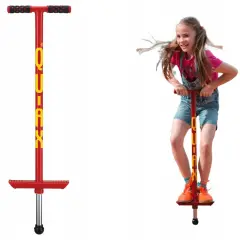Dziewczynka z radością skacze na czerwonym pogo sticku.