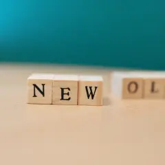 Drewniane klocki z napisami "NEW" i "OLD" na jasnym blacie. To jak archiwalna wersja strony, która pokazuje przejście od starego do nowego.