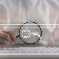Szukaj w internecie, jak stać się bardziej widocznym w internecie. Lupa pokazuje ikonę globu i www, symbolizując globalny zasięg i obecność online.