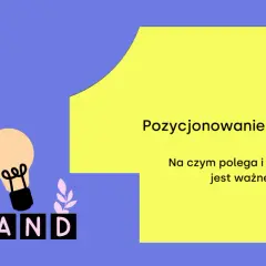 Kobieta buduje markę, tworząc pomysł na pozycjonowanie produktu. Napis "BRAND" i żarówka symbolizują innowację.