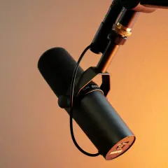 Profesjonalny mikrofon studyjny, idealny do nagrywania podcastów. Dowiedz się, podcasty co to i jak zacząć swoją przygodę z tworzeniem treści.