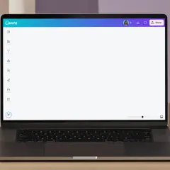 Laptop z otwartym interfejsem Canva. Zastanawiasz się, canva co to? To proste narzędzie do tworzenia grafik.