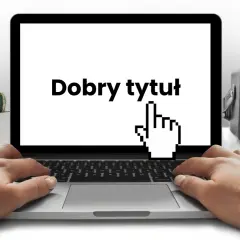 Ręce na klawiaturze laptopa, na ekranie napis "Dobry tytuł" i kursor myszy. Obok kaktus, radio i okulary.