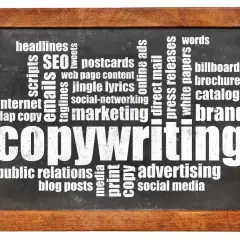 Tablica z napisem "COPYWRITING" otoczona słowami kluczowymi, takimi jak "marketing", "SEO", "social media", "blog posts", "press releases", "billboards", "brochures", "catalogs", "headlines", "tweets", "scripts", "emails", "web page content", "jingle l...