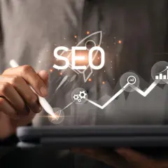 Budowanie **topical authority** poprzez SEO. Rakieta z napisem SEO symbolizuje wzrost, a wykresy pokazują sukces.