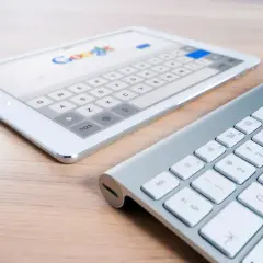 Tablet z klawiaturą i wyszukiwarką Google. Idealne narzędzia do nauki seo po polsku i pozycjonowania stron.
