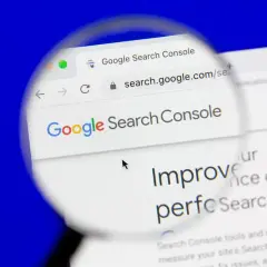 Lupa powiększa stronę Google Search Console, pokazując, jak ważna jest **google mobile friendly** dla widoczności w wyszukiwarce.