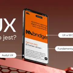 Projektowanie doświadczeń użytkownika (UX) to klucz do sukcesu. Na ekranie telefonu widać hasła: "Audyt UX", "UX a SEO", "Fundamenty dobrego UX".