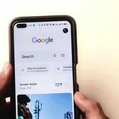 Telefon z widoczną stroną główną Google. Zastanawiasz się, jak wyłączyć sugestie w Google? Ten ekran może pomóc w poszukiwaniach.