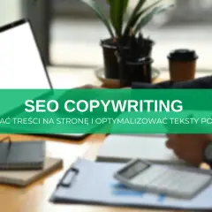 Biurko z laptopem, notatnikami i kalkulatorem. Zielony pasek z napisem "SEO COPYWRITING. Jak pisać treści na stronę i optymalizować teksty pod SEO?".