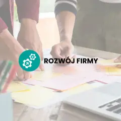 Zespół planuje rozwój firmy, tworząc makiety na stole.