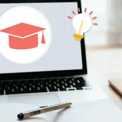Laptop z ikoną czapki absolwenta, żarówką i słuchawkami. Idealne do nauki, np. kurs marketing.