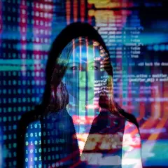 Kobieta z kodem na twarzy, jakby była żywym web scraperem, analizującym dane.