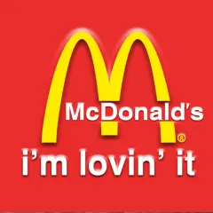 Logo McDonald's z hasłem "i'm lovin' it". Klasyczne chwyty reklamowe, które zapadają w pamięć.