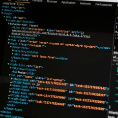 Kod HTML z linkiem do pliku CSS Bootstrap. To pokazuje, bootstrap to framework ułatwiający tworzenie responsywnych stron.