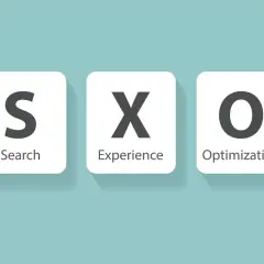SXO co to? To Search Experience Optimization. Trzy białe kafelki z literami S, X, O i ich rozwinięciami.