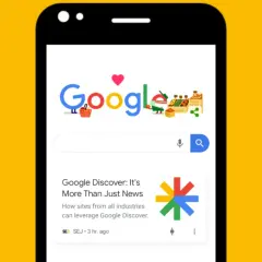 Telefon z wyszukiwarką Google. Na ekranie artykuł "Google Discover: It's More Than Just News", pokazujący możliwości platformy.