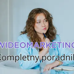 Kobieta z długopisem zastanawia się nad strategią videomarketingu. Na biurku laptop i notatnik.