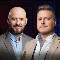 Dwóch mężczyzn w eleganckich marynarkach, gotowych do dyskusji o business intelligence.