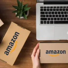 Przygotowanie paczek do wysyłki na Amazonie. Dowiedz się, jak sprzedawać na Amazonie, korzystając z laptopa i karty płatniczej.