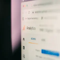 Ekran komputera z panelem Google Analytics. Widoczna nazwa "Analytics" i sekcja "ADMIN". Analiza danych dla 1981 Digital Marketing.