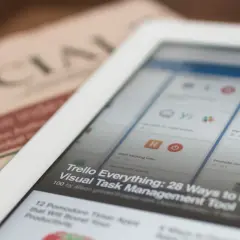 Gazeta "Financial Times" obok tabletu z artykułem "Trello Everything: 28 Ways to Maximize Your Workflow". Czy to click bait?