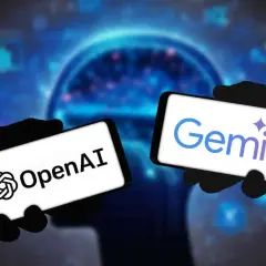 Dwie dłonie trzymają smartfony z logotypami OpenAI i Gemini. Tło to stylizowany mózg i wykresy, sugerujące rywalizację AI, jak Bard GPT.