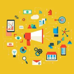 Grafika przedstawia koncepcję marketingu cyfrowego, gdzie symbole takie jak megafon, wykresy, ikony social media i pieniądze tworzą sieć. To wizualizacja efektywnego recyklingu treści w kampaniach.