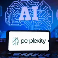 Telefon z logo Perplexity na tle ekranu z napisem AI. Perplexity to narzędzie AI, które pomaga zrozumieć złożone tematy.