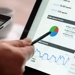 Analiza danych na ekranie tabletu i smartfona, wskazująca na samodzielne pozycjonowanie i ruch na stronie.