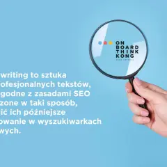 Dłoń z lupą bada tekst o SEO copywriting, podkreślając jego znaczenie dla pozycjonowania w wyszukiwarkach.