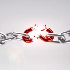 Zerwana, czerwona ogniwo łańcucha symbolizuje uwolnienie. To jak potężny disavow tool, który odcina niechciane połączenia.