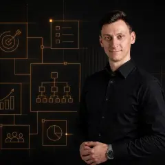 Mężczyzna w czarnej koszuli prezentuje schemat analizy celów, wzrostu, zespołu i danych. To kluczowe elementy audytu marketingowego.
