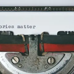 Maszyna do pisania z napisem "Stories matter". To esencja marketingu narracyjnego – opowieści mają znaczenie.
