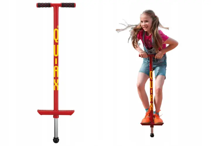 Dziewczynka z radością skacze na czerwonym pogo sticku.