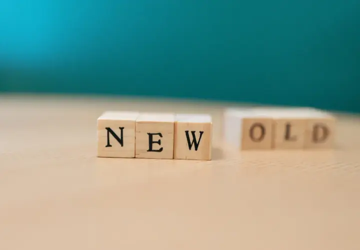 Drewniane klocki z napisami "NEW" i "OLD" na jasnym blacie. To jak archiwalna wersja strony, która pokazuje przejście od starego do nowego.