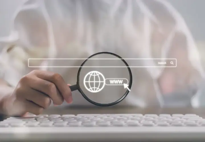 Szukaj w internecie, jak stać się bardziej widocznym w internecie. Lupa pokazuje ikonę globu i www, symbolizując globalny zasięg i obecność online.