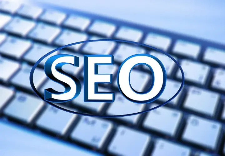 Niebieskie litery "SEO" na tle klawiatury. Unikaj black hat seo, postaw na uczciwe pozycjonowanie.