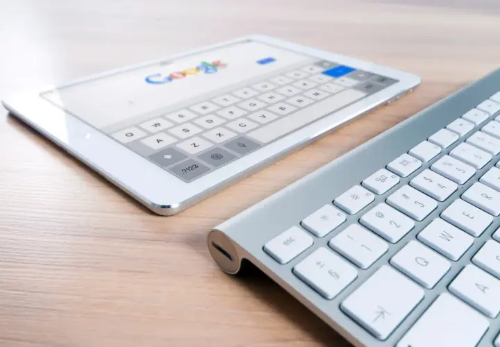 Tablet z klawiaturą i wyszukiwarką Google. Idealne narzędzia do nauki seo po polsku i pozycjonowania stron.