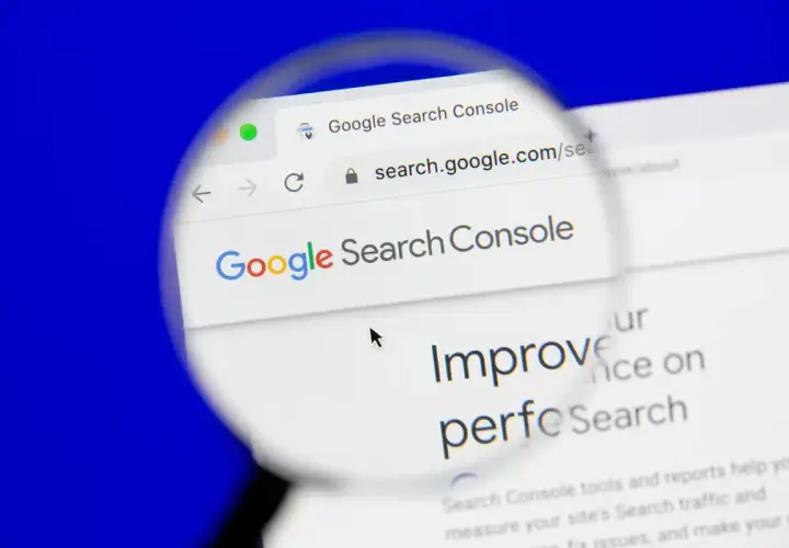 Lupa powiększa stronę Google Search Console, pokazując, jak ważna jest **google mobile friendly** dla widoczności w wyszukiwarce.