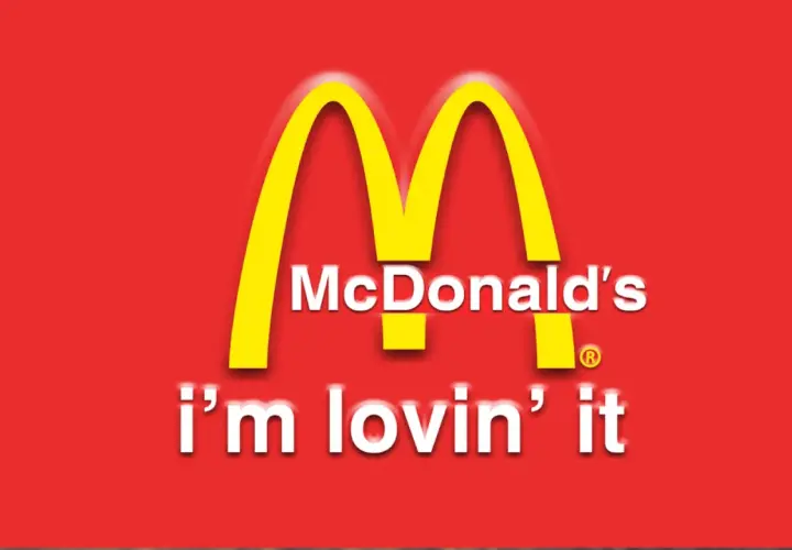 Logo McDonald's z hasłem "i'm lovin' it". Klasyczne chwyty reklamowe, które zapadają w pamięć.