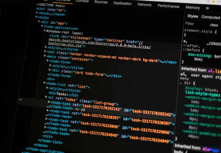 Kod HTML z linkiem do pliku CSS Bootstrap. To pokazuje, bootstrap to framework ułatwiający tworzenie responsywnych stron.
