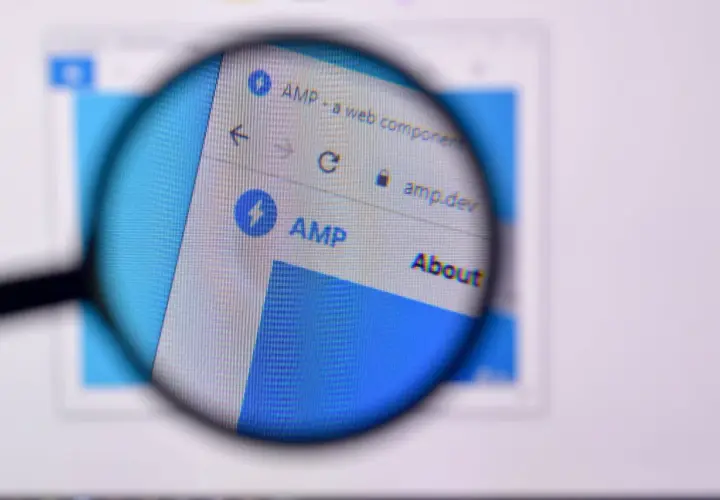 Powiększony ekran z napisem "AMP - a web component" i ikoną pioruna. Strona amp.dev wyjaśnia, amp co to jest.