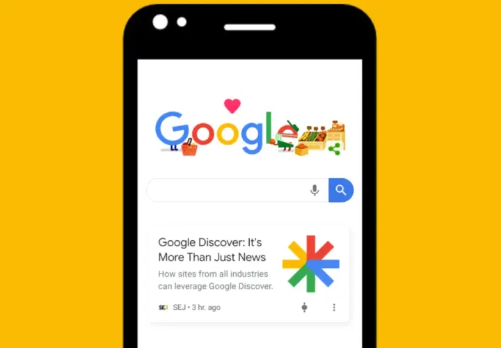 Telefon z wyszukiwarką Google. Na ekranie artykuł "Google Discover: It's More Than Just News", pokazujący możliwości platformy.