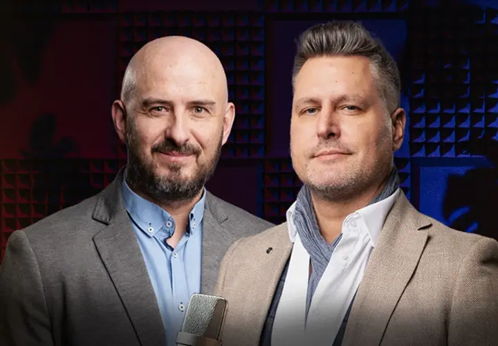 Dwóch mężczyzn w eleganckich marynarkach, gotowych do dyskusji o business intelligence.