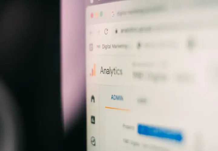 Ekran komputera z panelem Google Analytics. Widoczna nazwa "Analytics" i sekcja "ADMIN". Analiza danych dla 1981 Digital Marketing.
