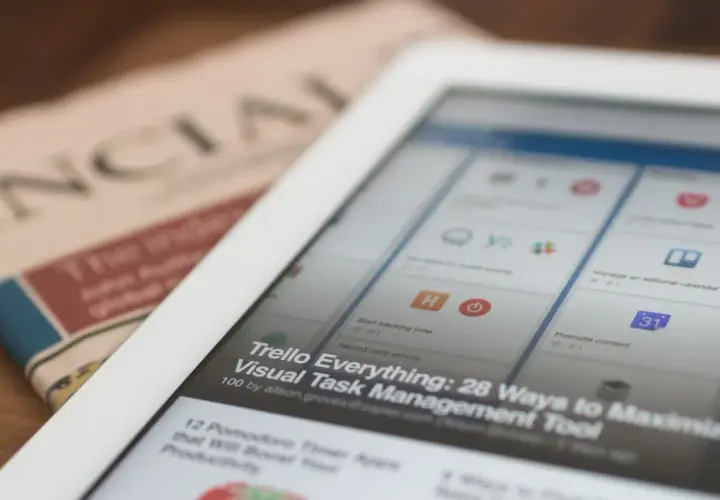 Gazeta "Financial Times" obok tabletu z artykułem "Trello Everything: 28 Ways to Maximize Your Workflow". Czy to click bait?
